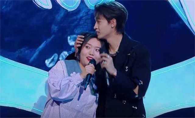 最新歌手恋情爆料,当红歌手甜蜜牵手，粉丝直呼祝福如潮